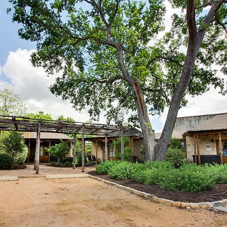 Wine Country Cottages On Main Fredericksburg Bagian luar foto