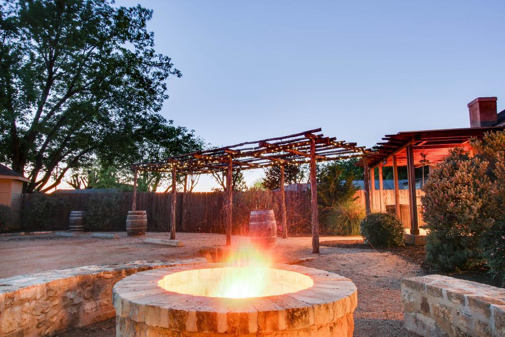 Wine Country Cottages On Main Fredericksburg Bagian luar foto